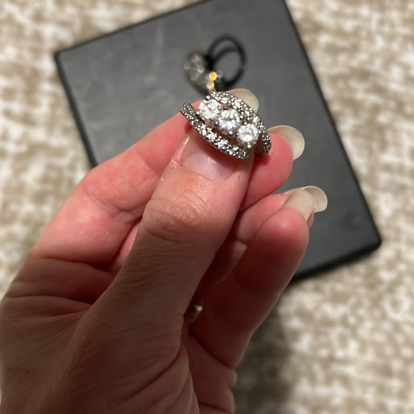 4 rings bundle 1 Guess ring 💍 😍😱 - Picture 6 of 8